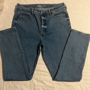 Old Navy woman jeans. Size 10, crop, button fly & light wash :)